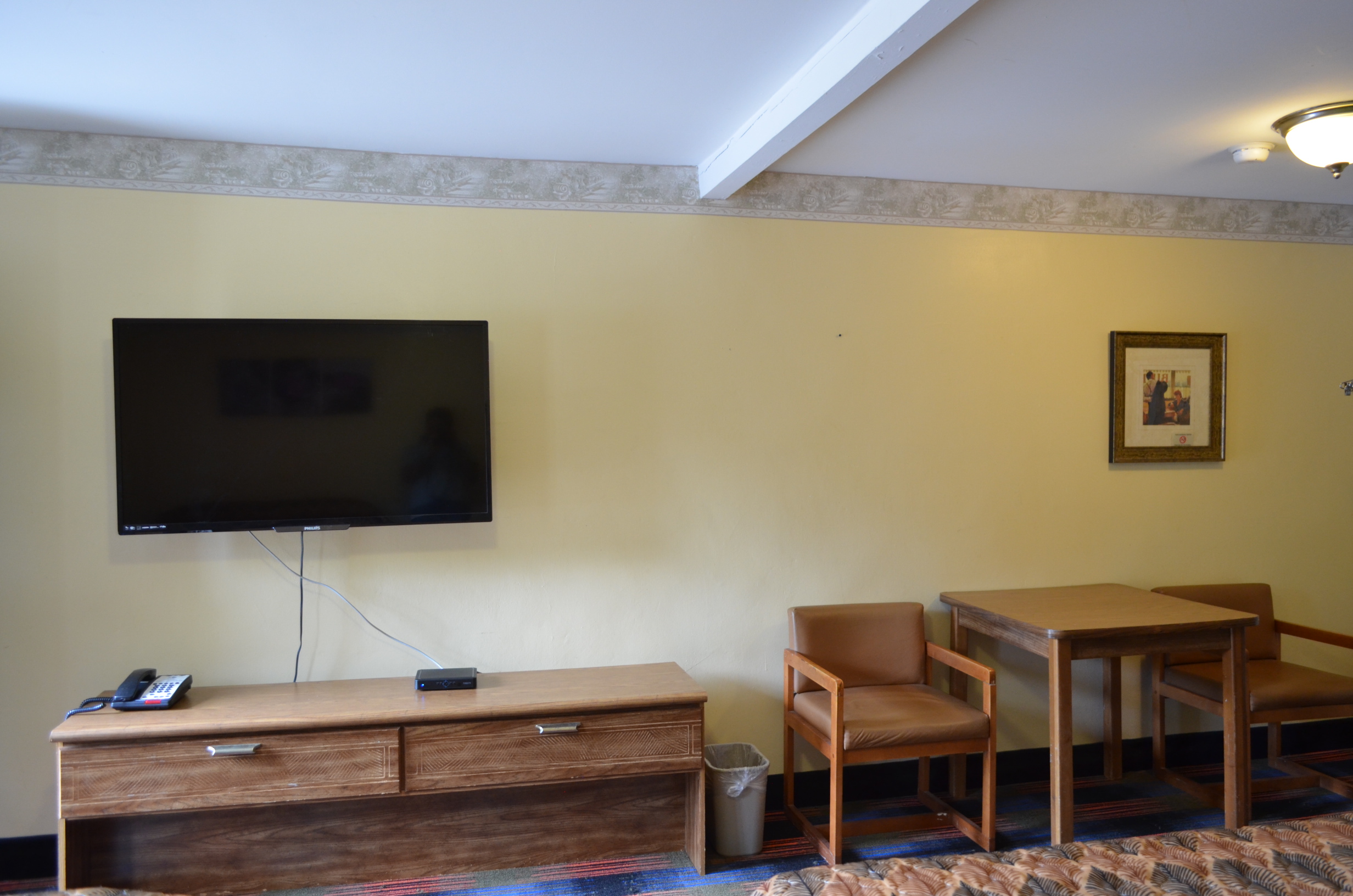 Flat Screen TV & Seating